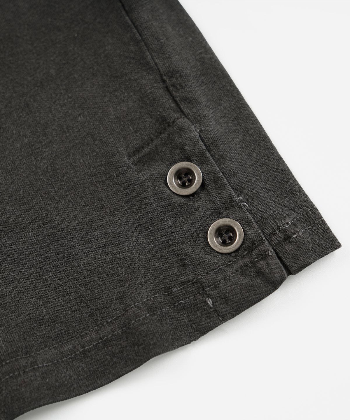 프리즘웍스(FRIZMWORKS) PIGMENT DYEING HENLEY NECK TEE _ CHARCOAL