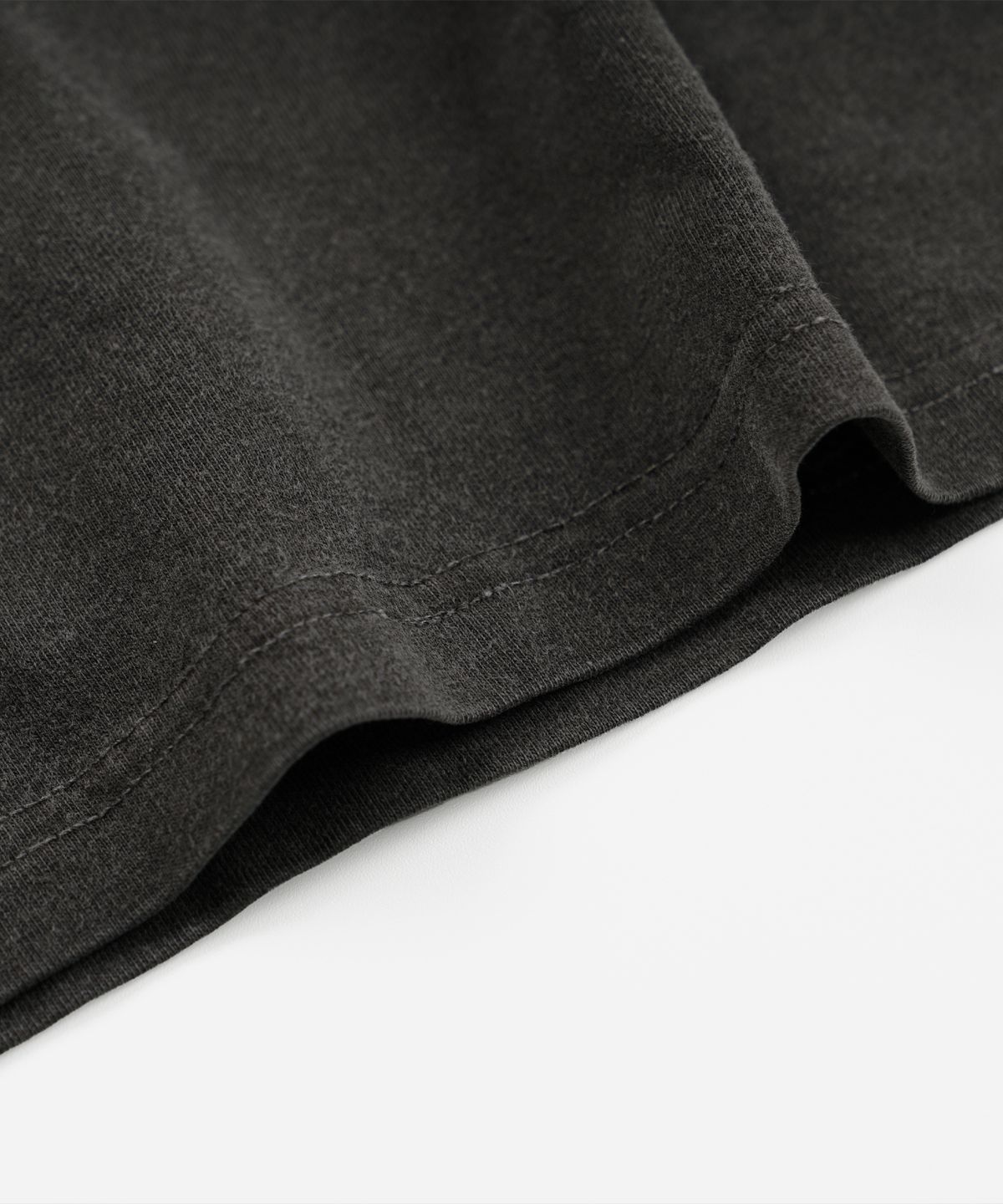 프리즘웍스(FRIZMWORKS) PIGMENT DYEING HENLEY NECK TEE _ CHARCOAL