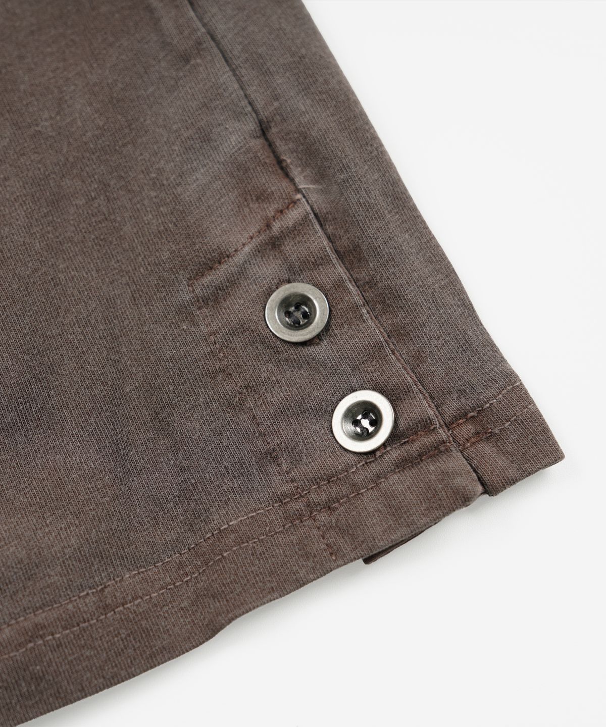 프리즘웍스(FRIZMWORKS) PIGMENT DYEING HENLEY NECK TEE _ BROWN