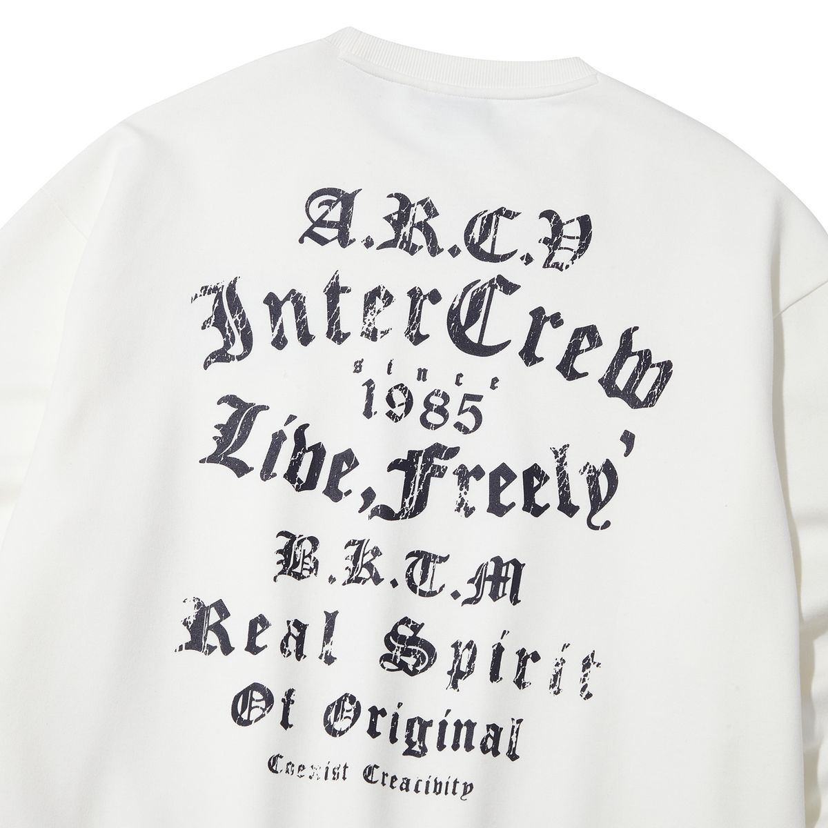 인터크루(INTERCREW) 1도 레터링 맨투맨 O화이트 ITA1TM02AOH
