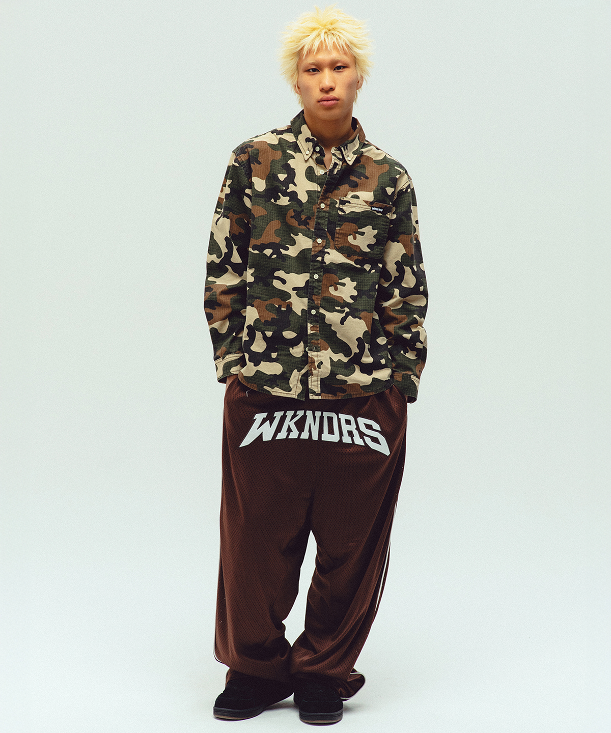 위캔더스(WKNDRS) COURT MESH TRACK PANTS (BROWN)