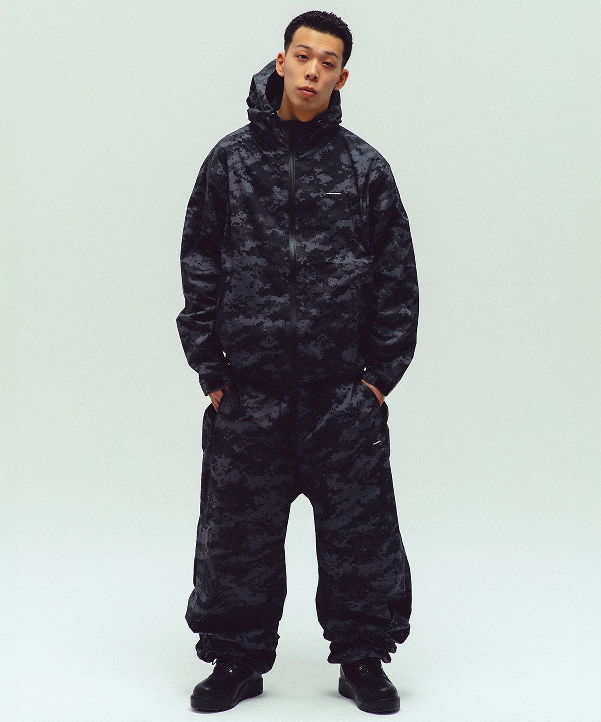 위캔더스(WKNDRS) DIGI CAMO PARACHUTE PANTS (BLACK)