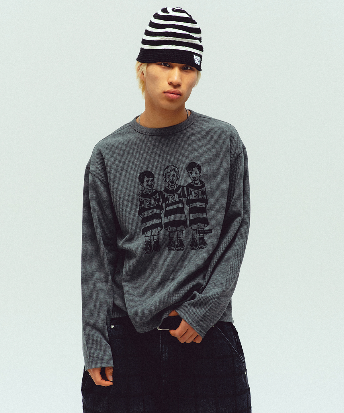 위캔더스(WKNDRS) PRISONERS LS T-SHIRT (CHARCOAL)