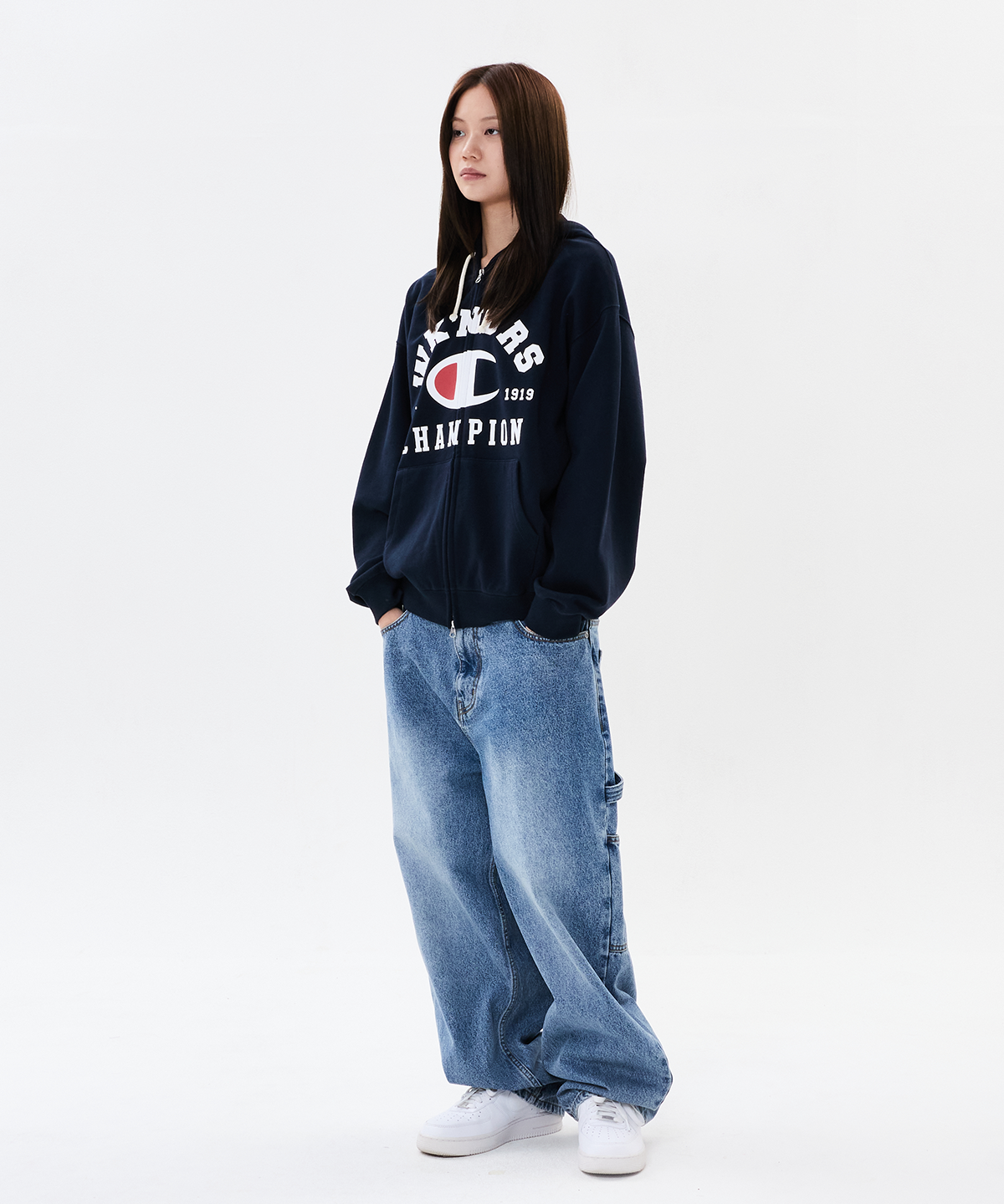 위캔더스(WKNDRS) WKNDRS x CHAMPION LOGO ZIP-UP HOODIE (NAVY)