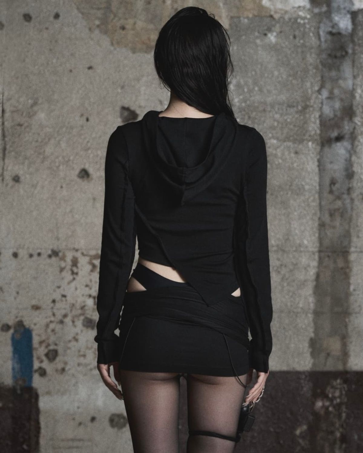 피아체(PIARCHE) STUDDED UNBALANCE HOODIE