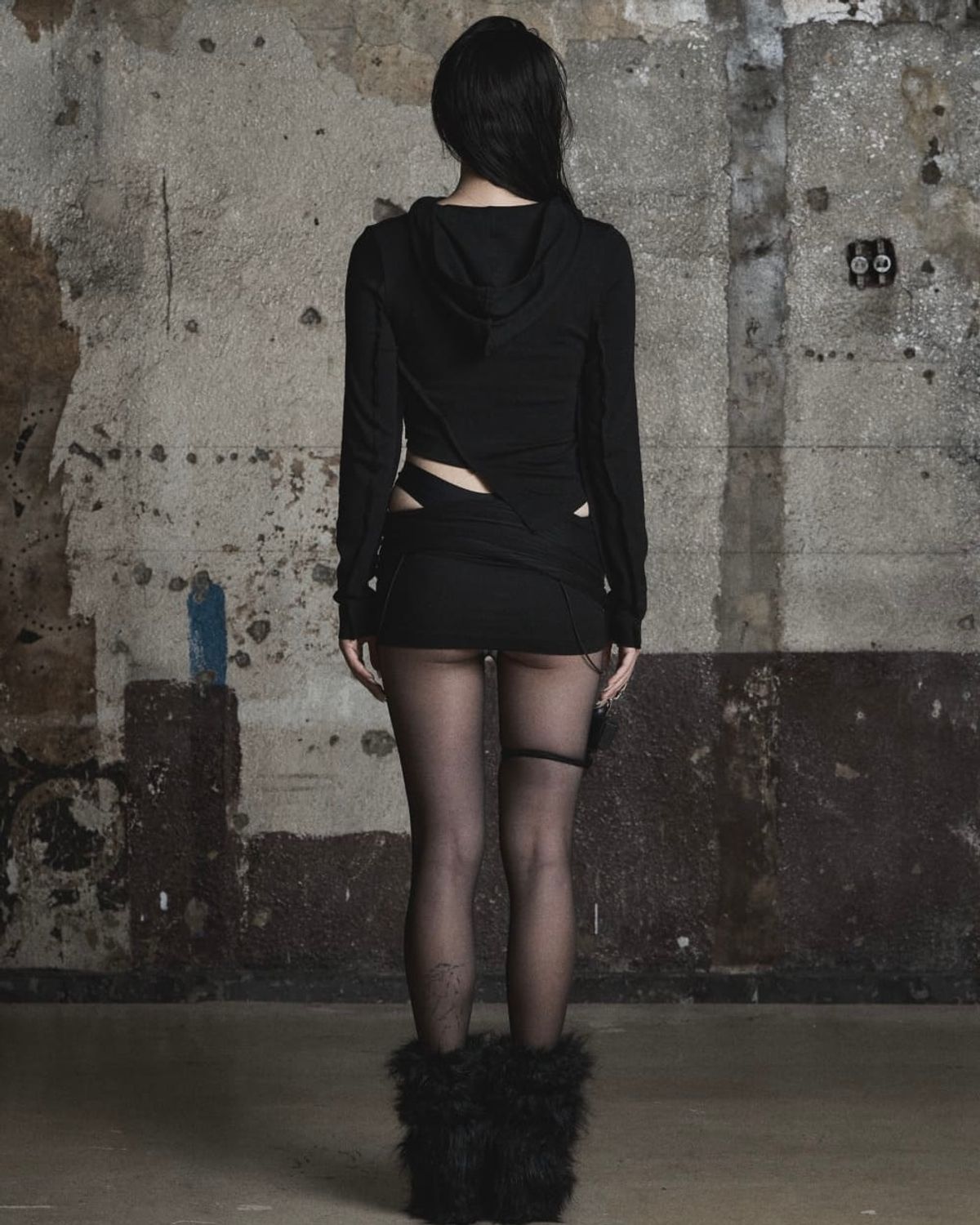 피아체(PIARCHE) STUDDED UNBALANCE HOODIE