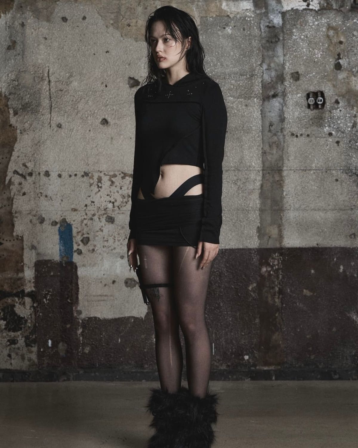 피아체(PIARCHE) STUDDED UNBALANCE HOODIE