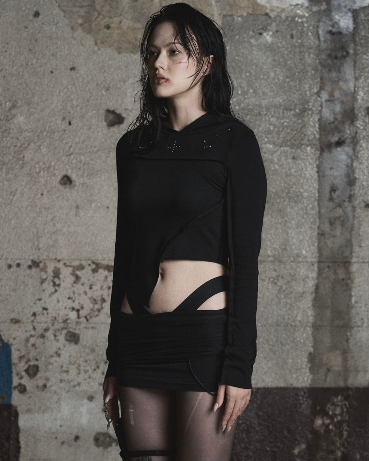 피아체(PIARCHE) STUDDED UNBALANCE HOODIE