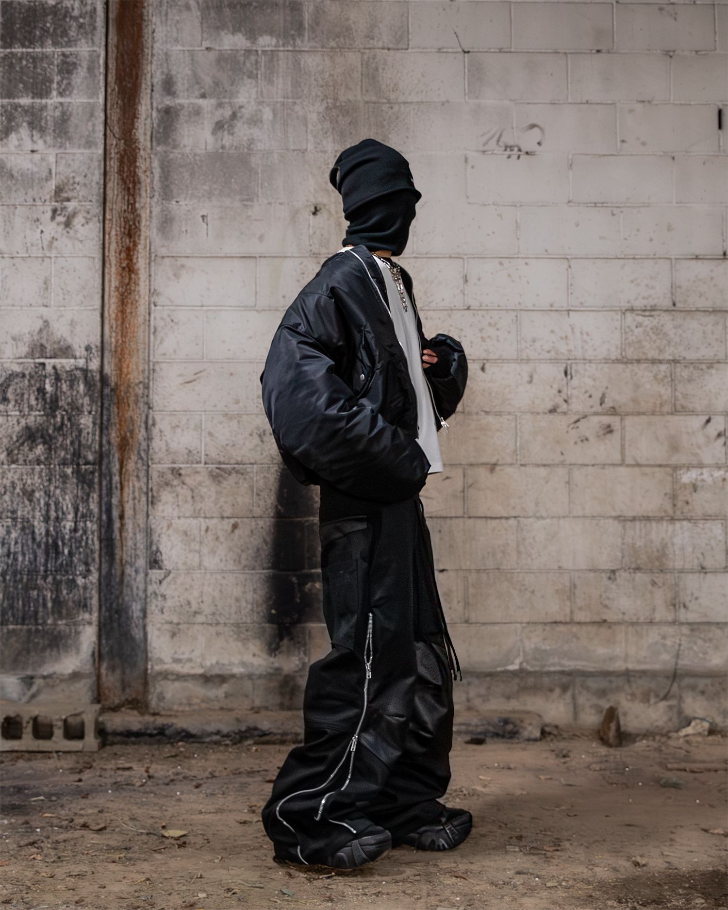 MUSINSA | ROARINGRAD Carbon Coated Side Zipper Pants Black