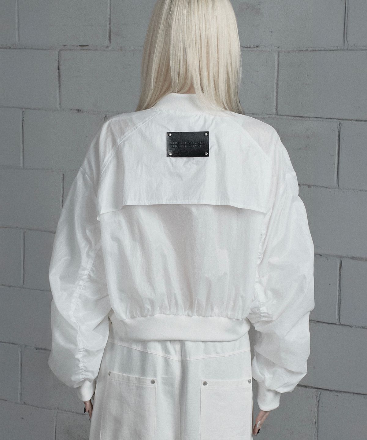 에트오소메(ETRE AU SOMMET) Chest Belt Tipstop Shirring Crop Jacket (White)