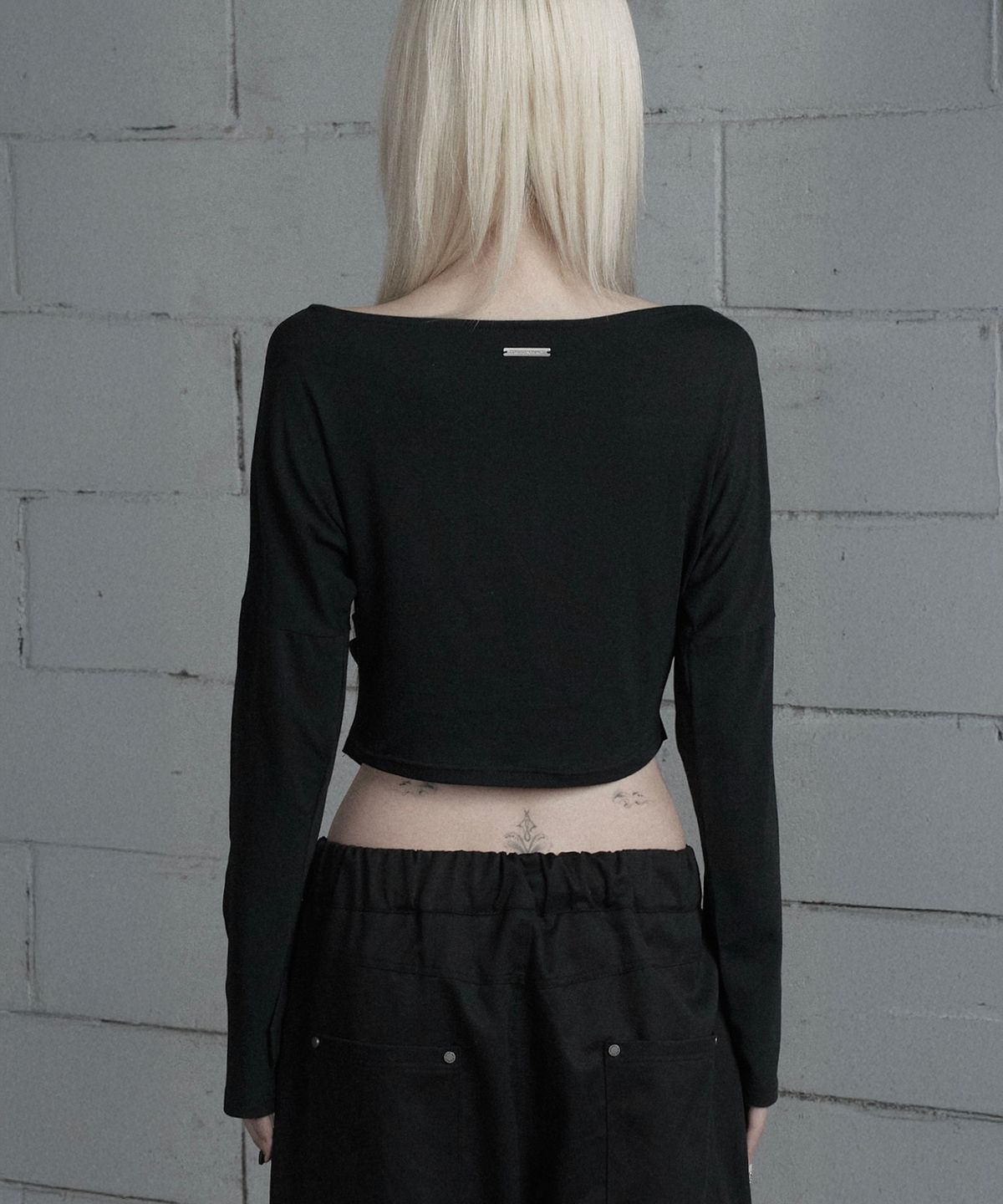 에트오소메(ETRE AU SOMMET) Shoulder Line Button Long Sleeve (Black)
