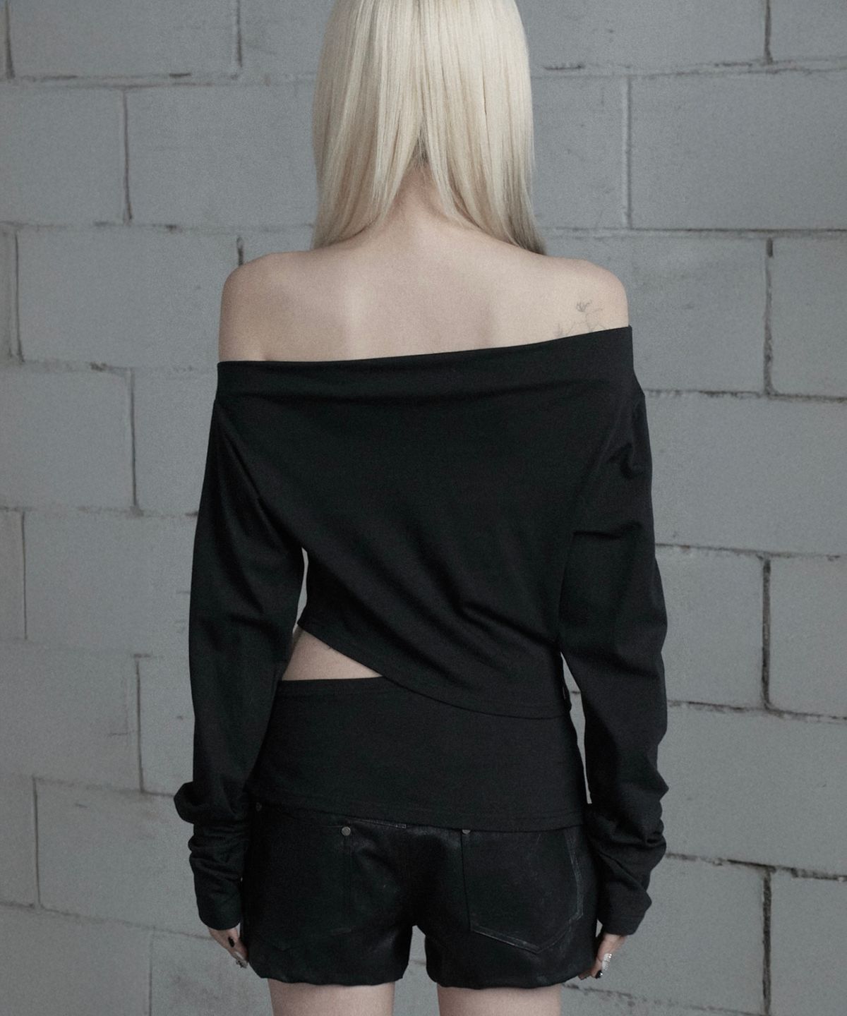 에트오소메(ETRE AU SOMMET) Cut-Out Open Long Sleeve (Black)