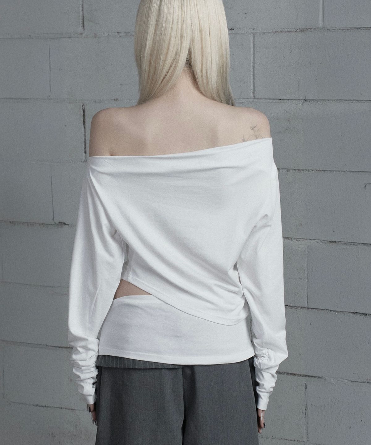 에트오소메(ETRE AU SOMMET) Cut-Out Open Long Sleeve (White)
