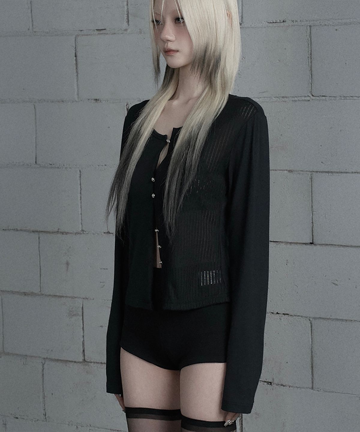 에트오소메(ETRE AU SOMMET) Unbal Color-Block Button Point Cardigan (Black)