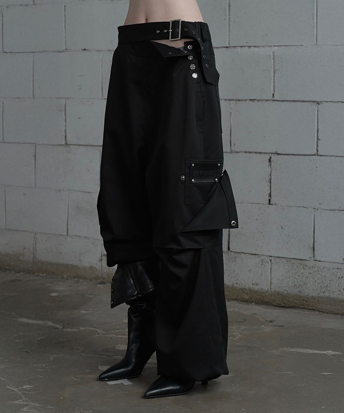 에트오소메(ETRE AU SOMMET) Belted Two-Pocket Cutline Oversized Pants (Black)