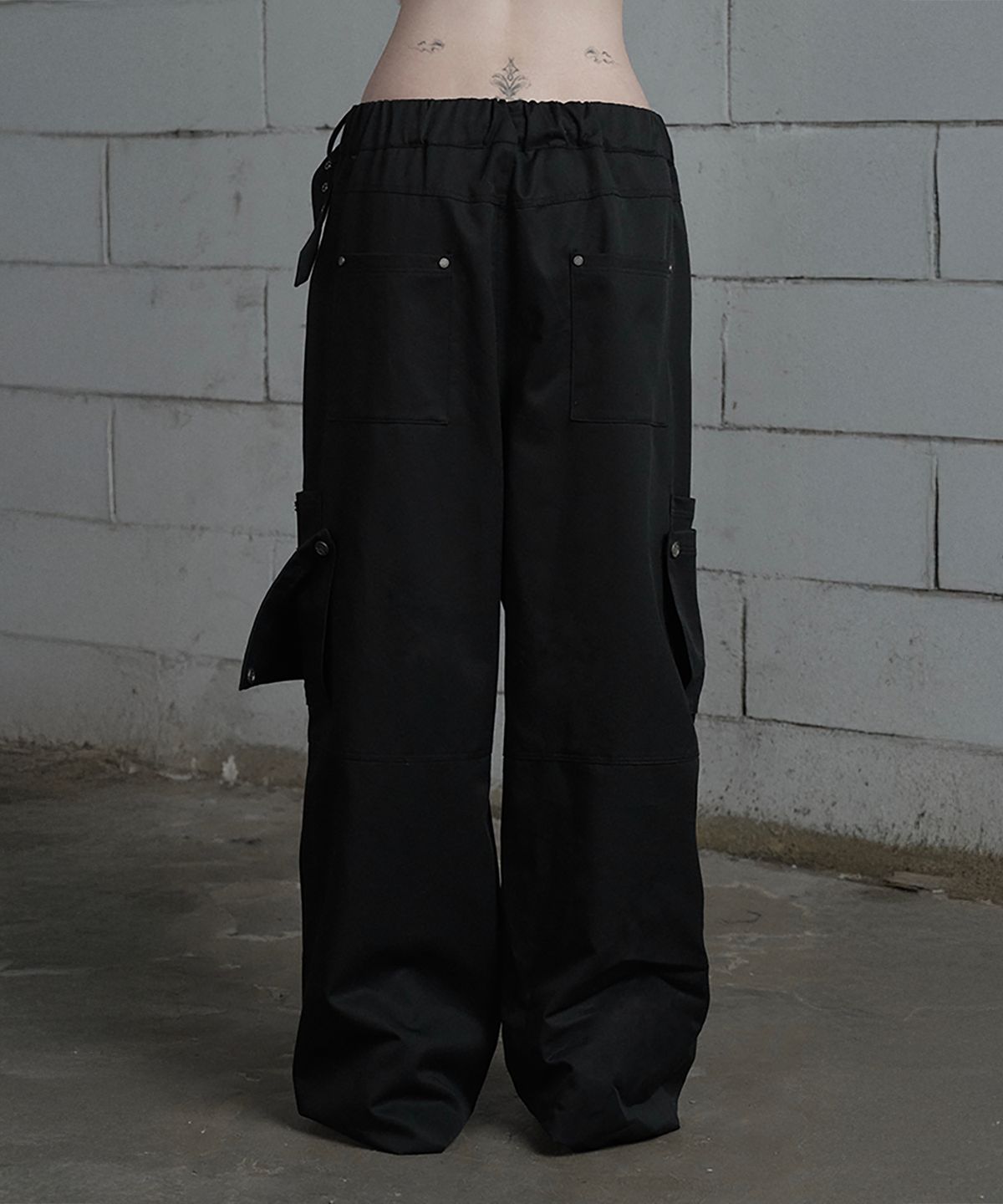 에트오소메(ETRE AU SOMMET) Belted Two-Pocket Cutline Oversized Pants (Black)