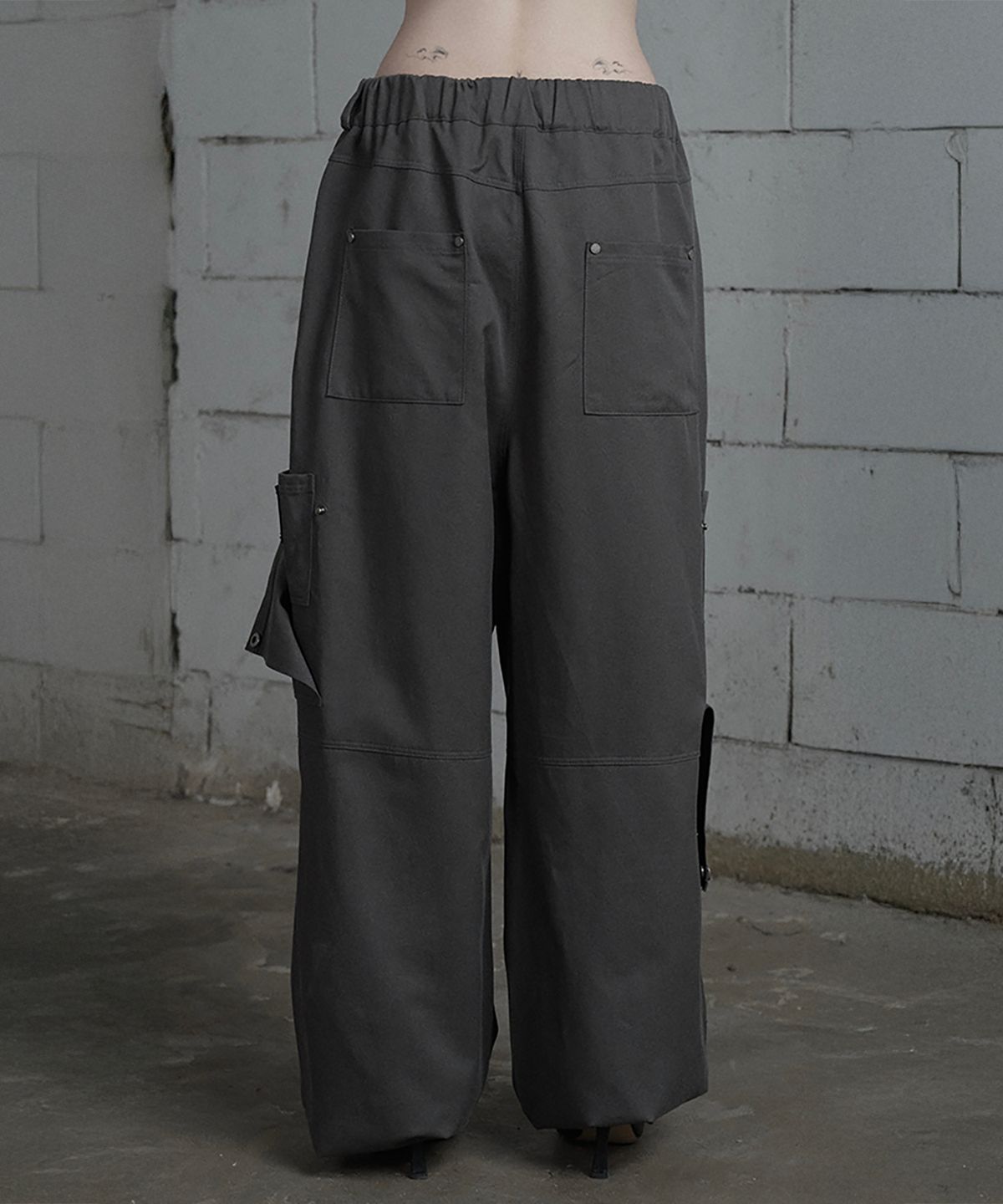 에트오소메(ETRE AU SOMMET) Belted Two-Pocket Cutline Oversized Pants (Charcoal)