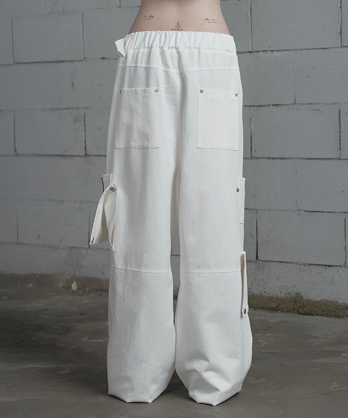 에트오소메(ETRE AU SOMMET) Belted Two-Pocket Cutline Oversized Pants (White)