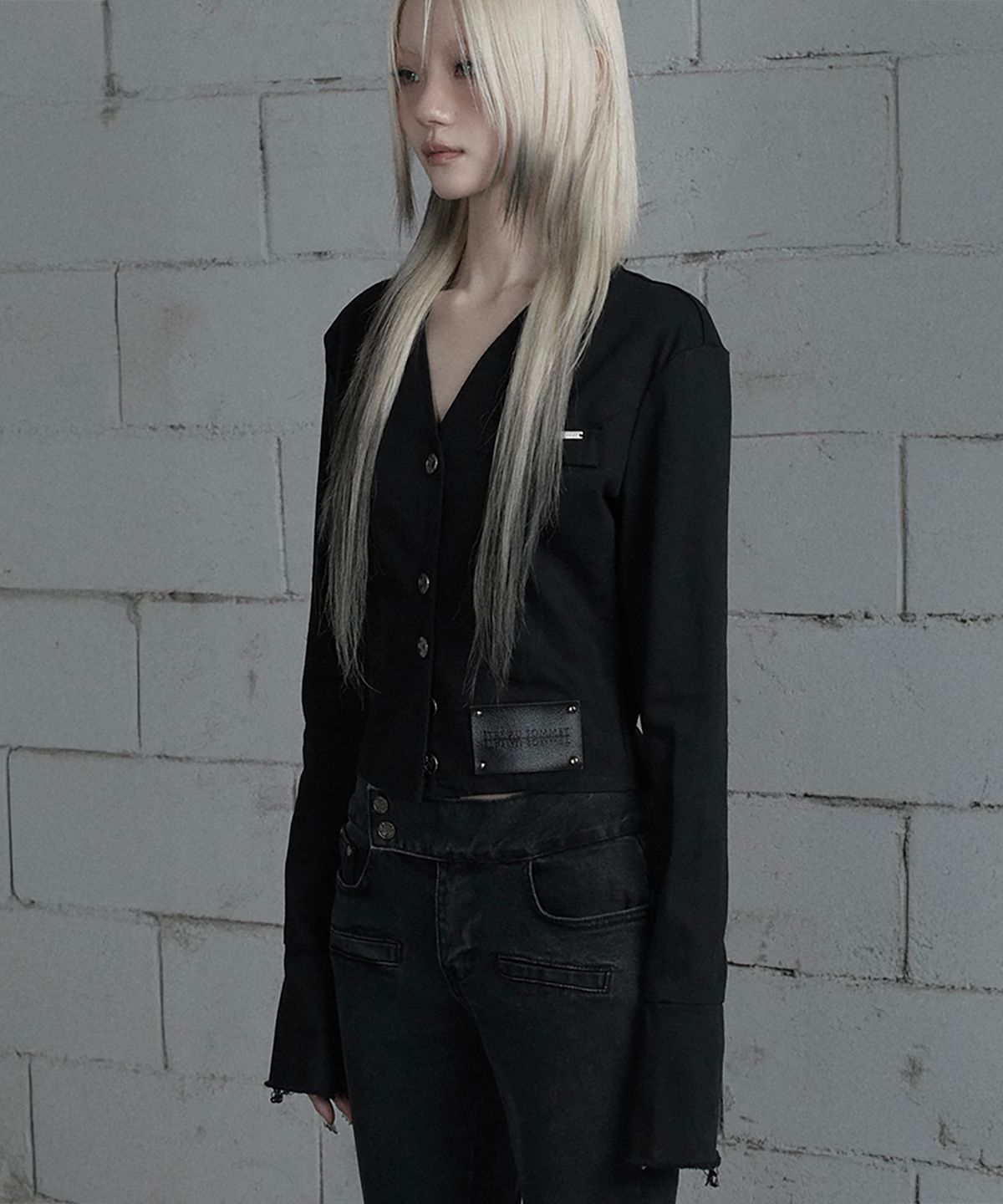 에트오소메(ETRE AU SOMMET) Back Diagonal Eyelet Collarless Crop Jacket (Black)