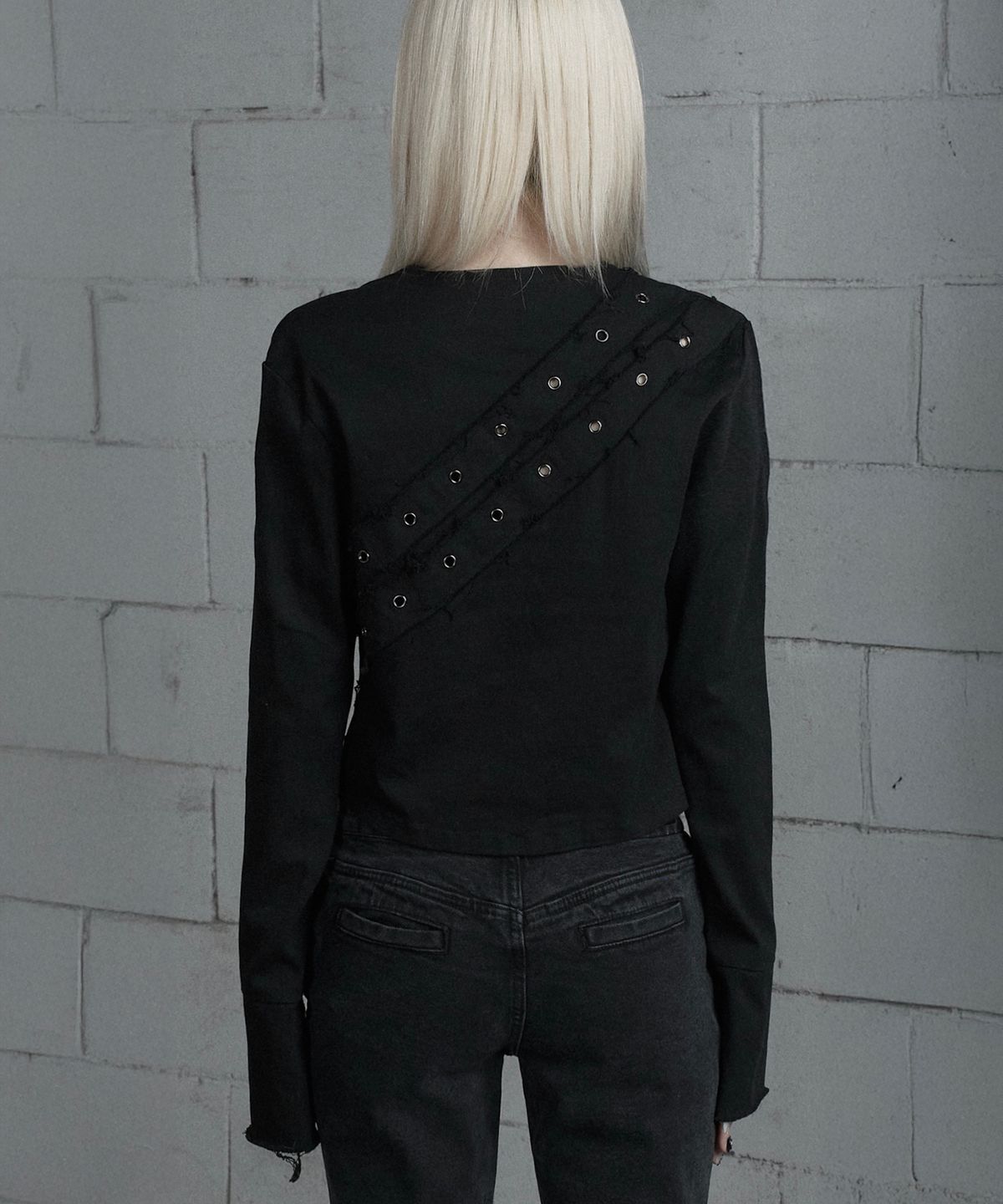 에트오소메(ETRE AU SOMMET) Back Diagonal Eyelet Collarless Crop Jacket (Black)
