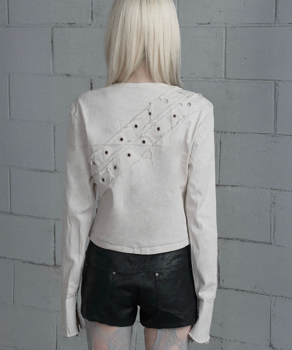 에트오소메(ETRE AU SOMMET) Back Diagonal Eyelet Collarless Crop Jacket (Beige)