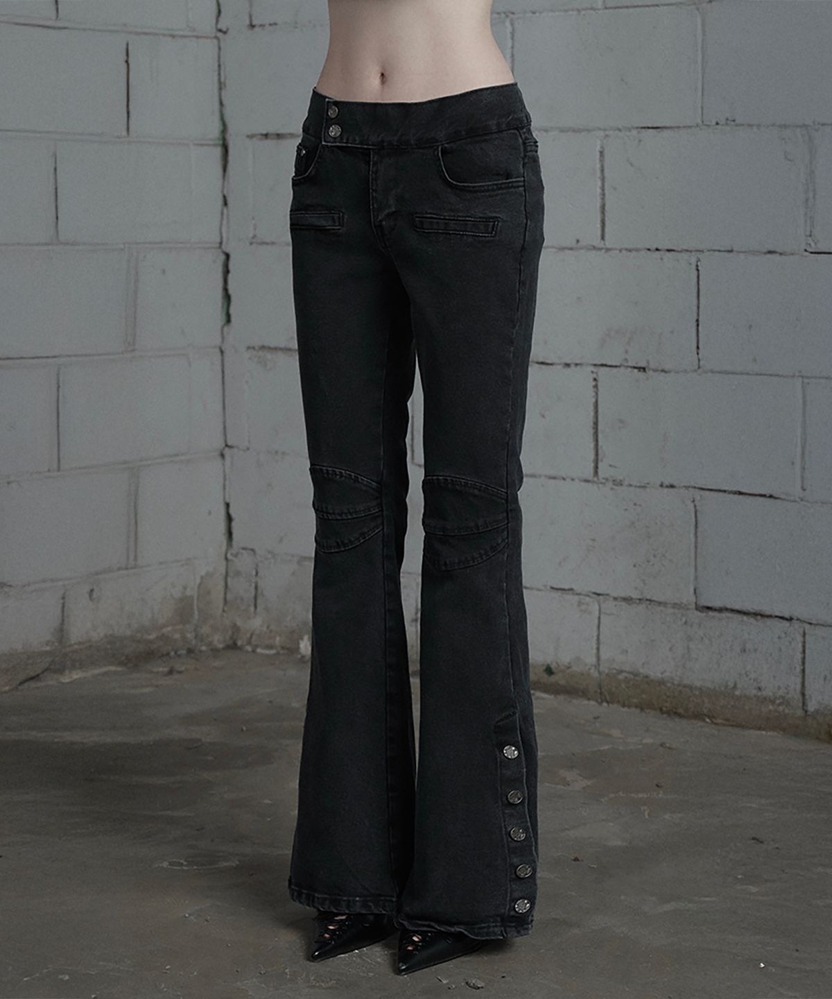 에트오소메(ETRE AU SOMMET) Double Knee Side Button Bootcut Denim Pants (Dark Gray)