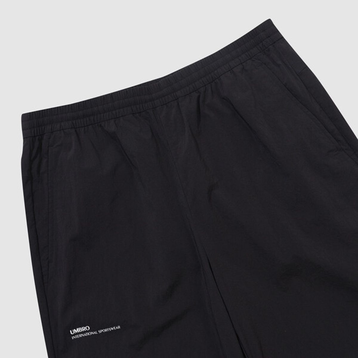엄브로(UMBRO) 올라운드 벤틸 파라슈트 와이드 조거 2WAY 팬츠 블랙 UR121SPT29