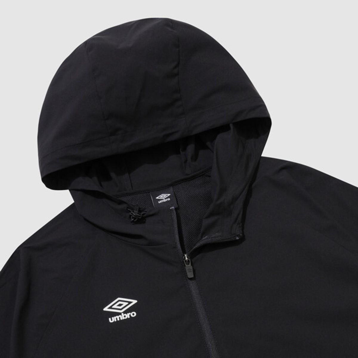 엄브로(UMBRO) 올라운드 경량 스트레치 후드형 바람막이 자켓 블랙 UR124SJK31