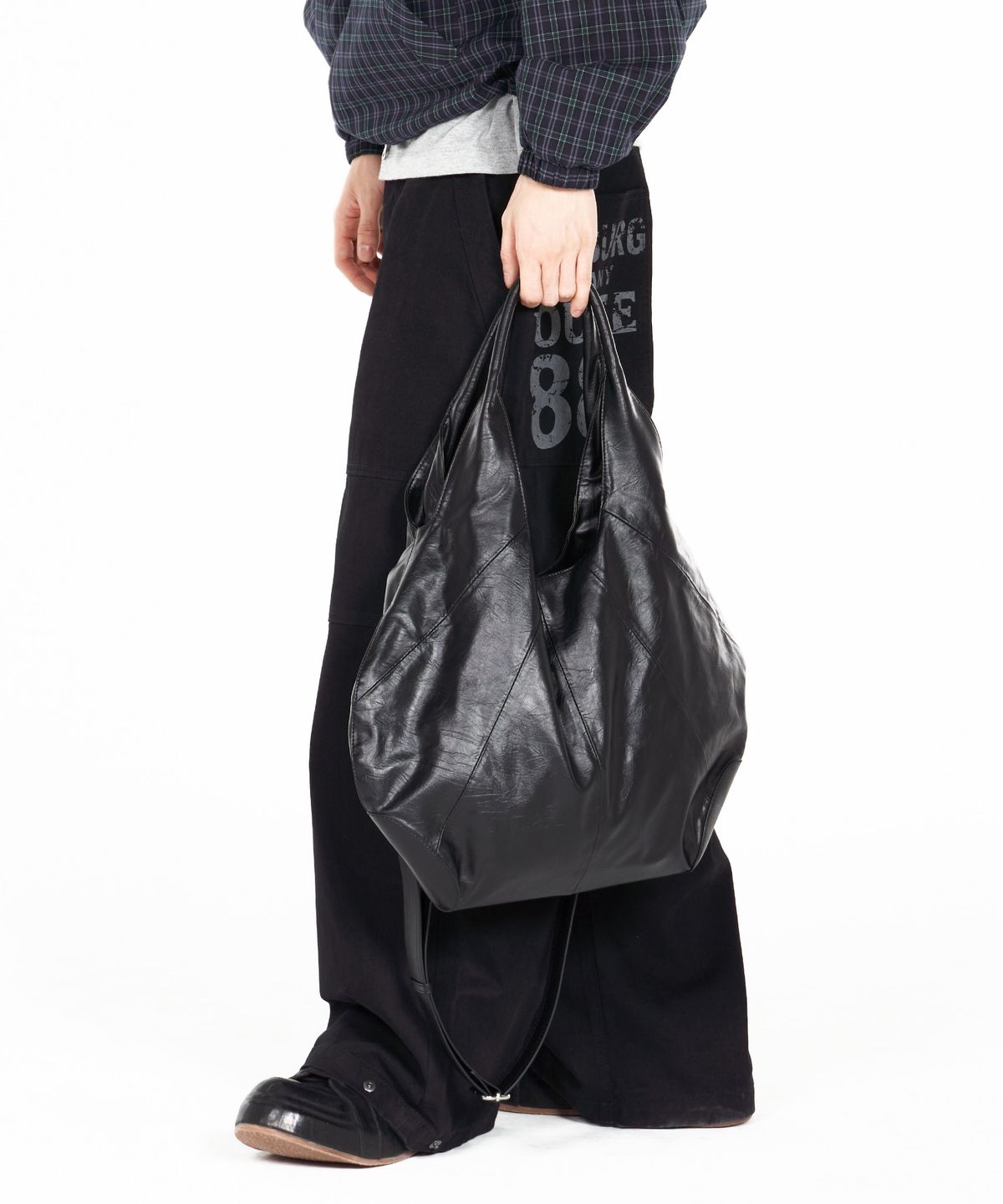 아이돈워너셀(IDWS) Pitcher Hobo Bag Black