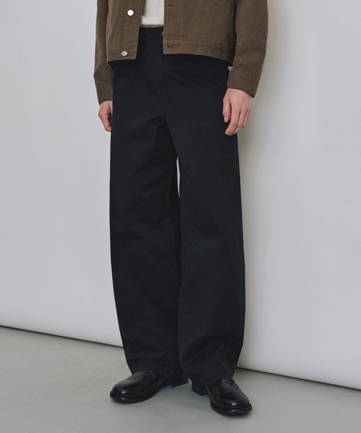커스텀어클락(COSTUME O’CLOCK) 코튼 워시드 커브드 팬츠 블랙 COOSPT251BLACK