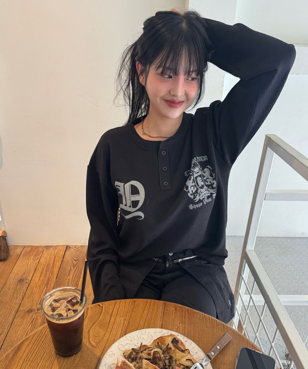 아이돈워너셀(IDWS) Shape Henley Neck Long Sleeve Black