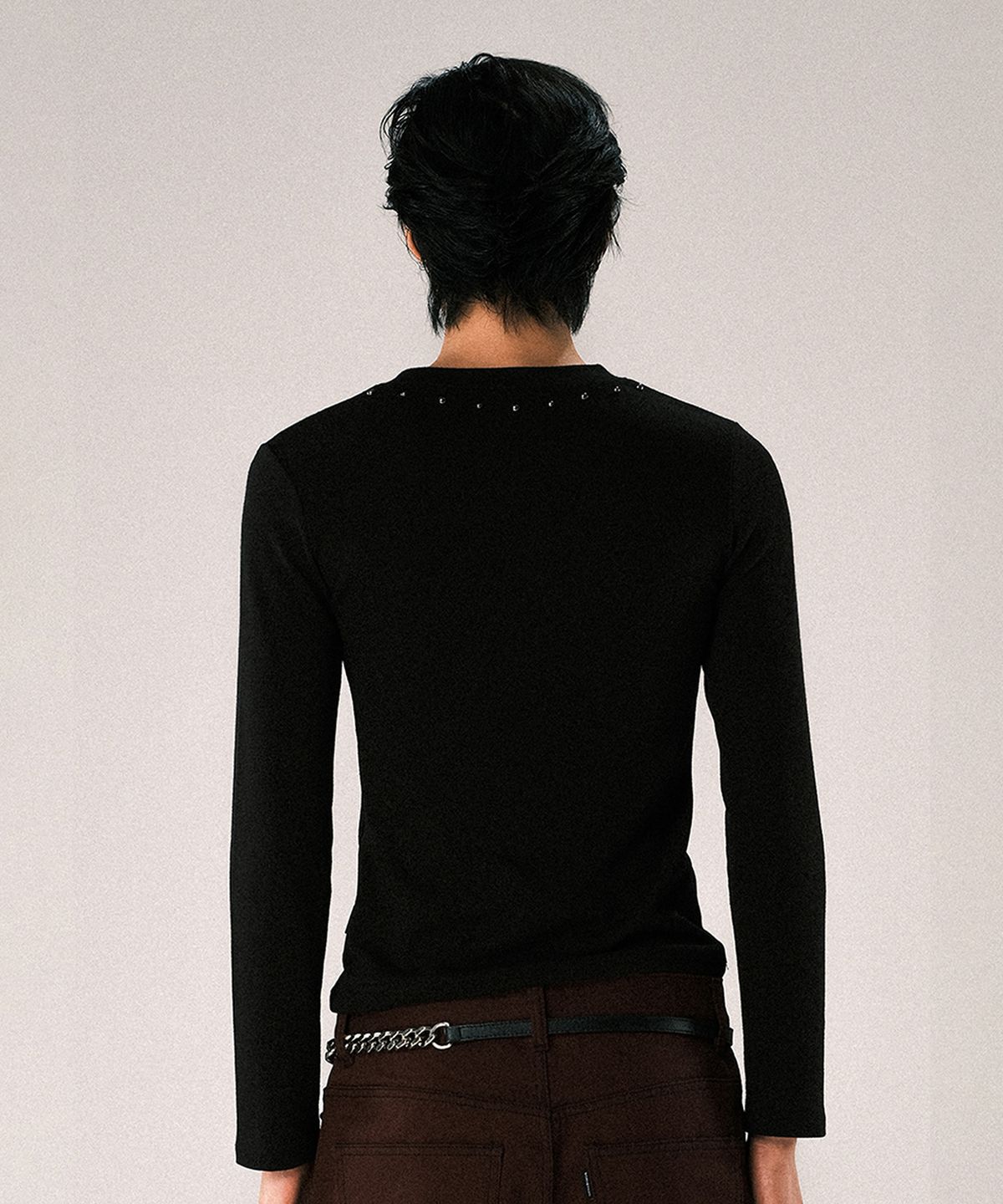 본바이한(BORNBYHAN) STUD NECKLINE LONG SLEEVE BLACK