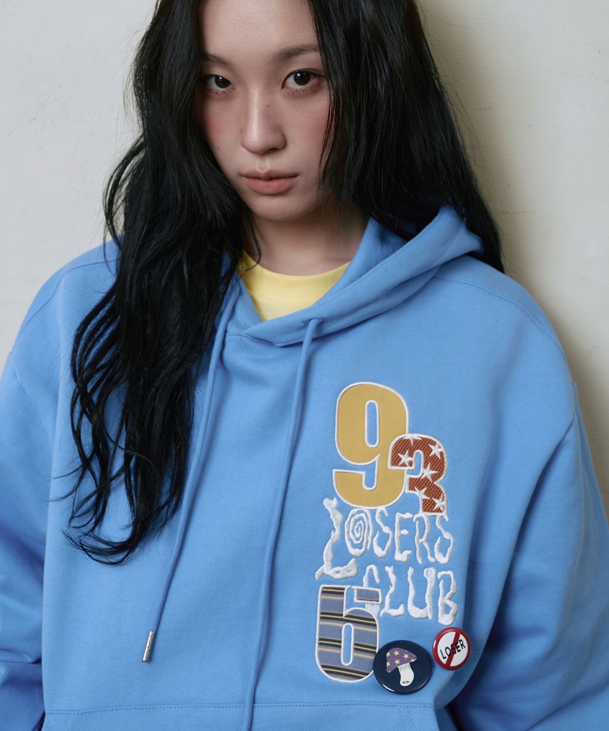 루저스클럽(LOSERS CLUB) 멀티 로고 핀 버튼 후드티셔츠 블루