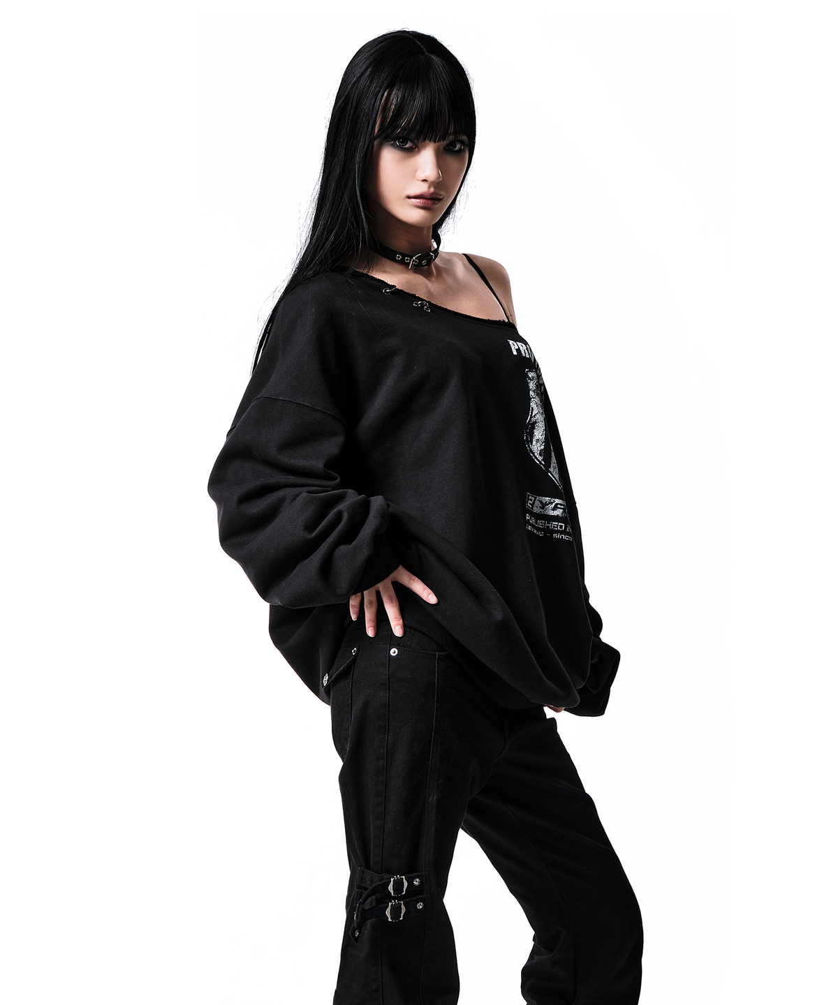 이양(EYANG) 91 CREST PIERCING ONE-SHOULDER SWEATSHIRT BLACK