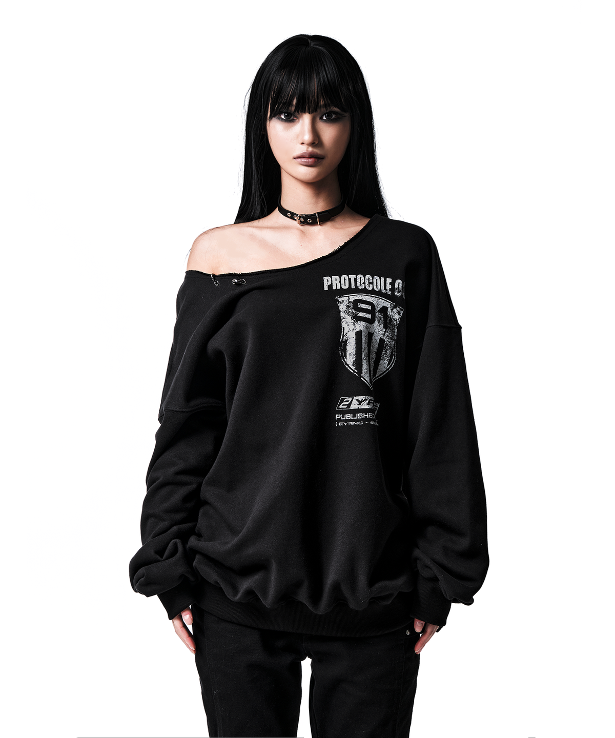 이양(EYANG) 91 CREST PIERCING ONE-SHOULDER SWEATSHIRT BLACK