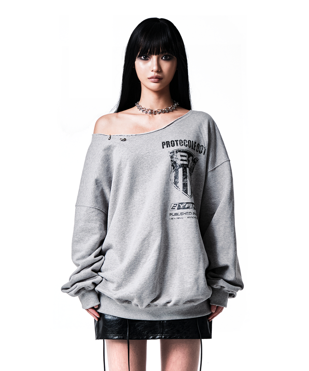 이양(EYANG) 91 CREST PIERCING ONE-SHOULDER SWEATSHIRT MELANGE GRAY