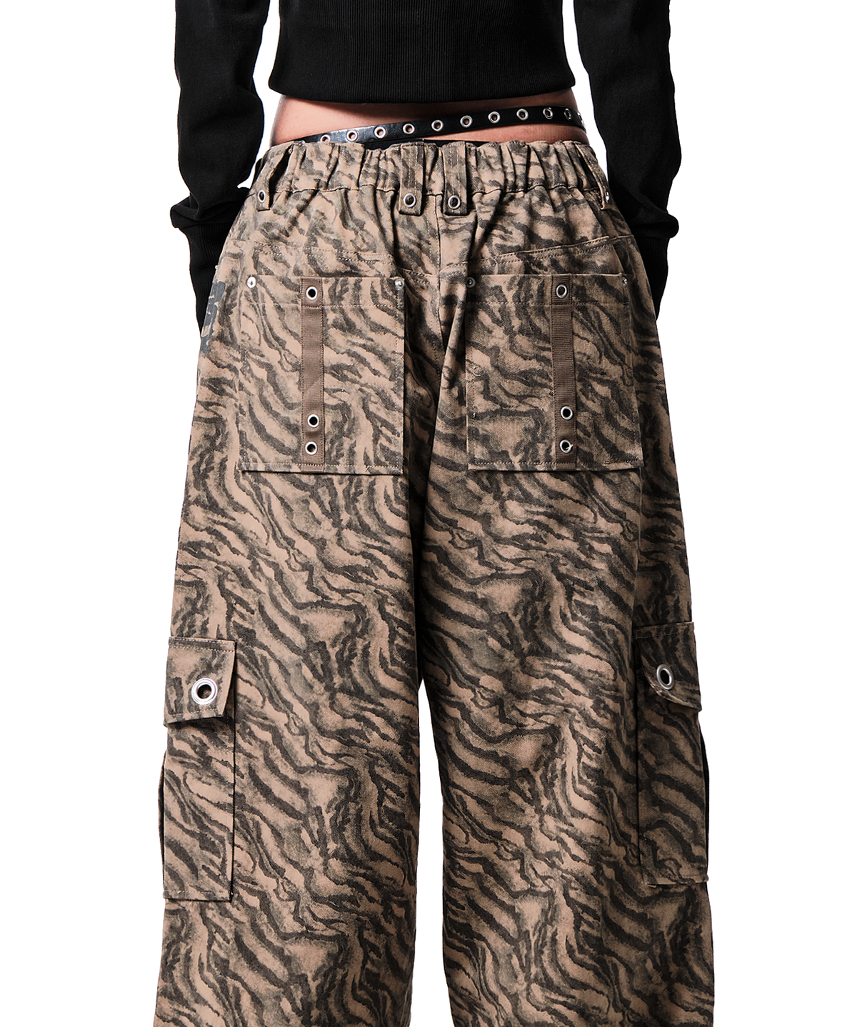 이양(EYANG) ZEBRA CAMO EYELET BELT-LOOP CARGO PANTS