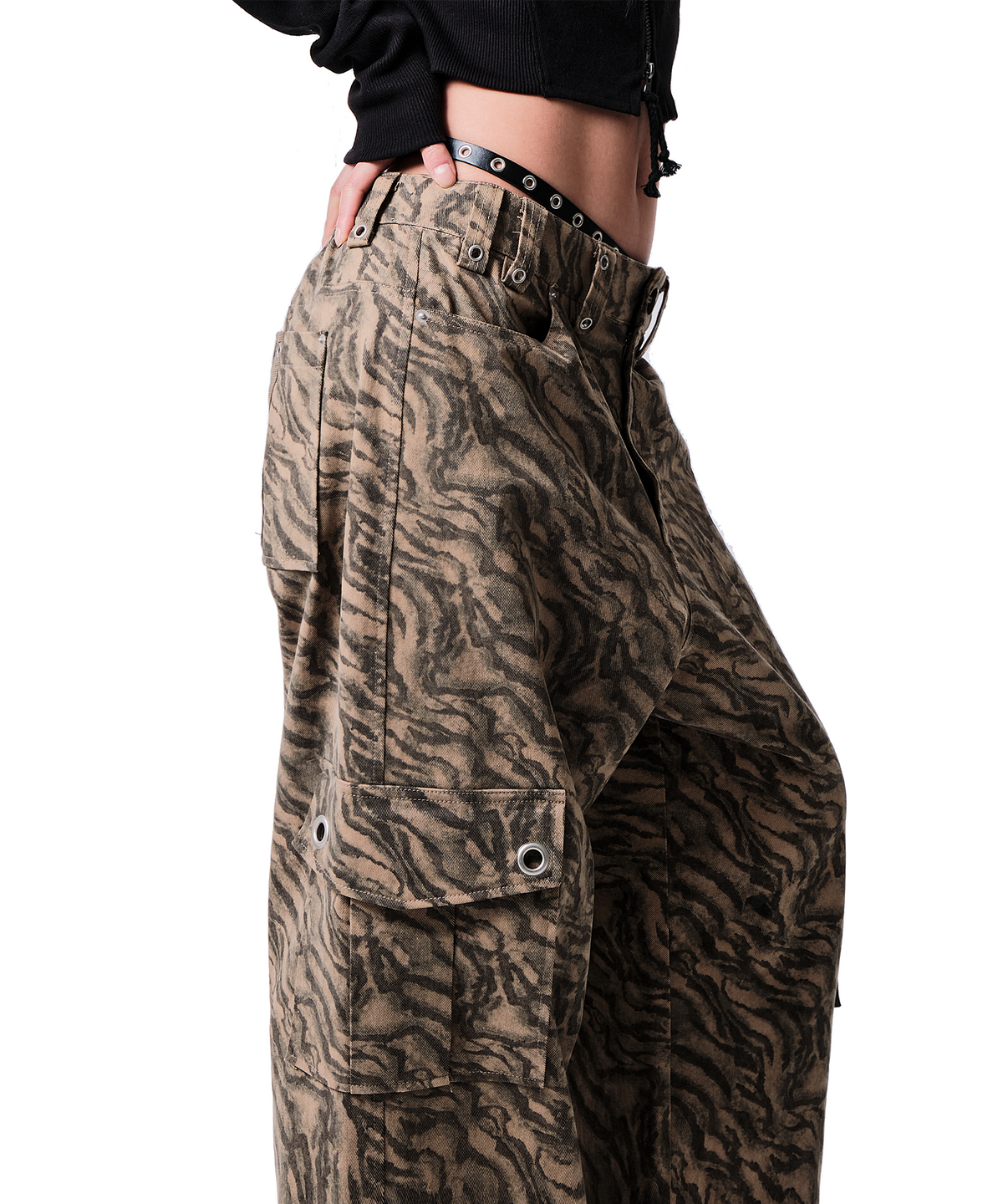 이양(EYANG) ZEBRA CAMO EYELET BELT-LOOP CARGO PANTS
