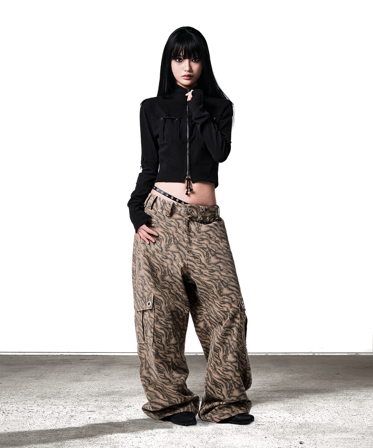 이양(EYANG) ZEBRA CAMO EYELET BELT-LOOP CARGO PANTS