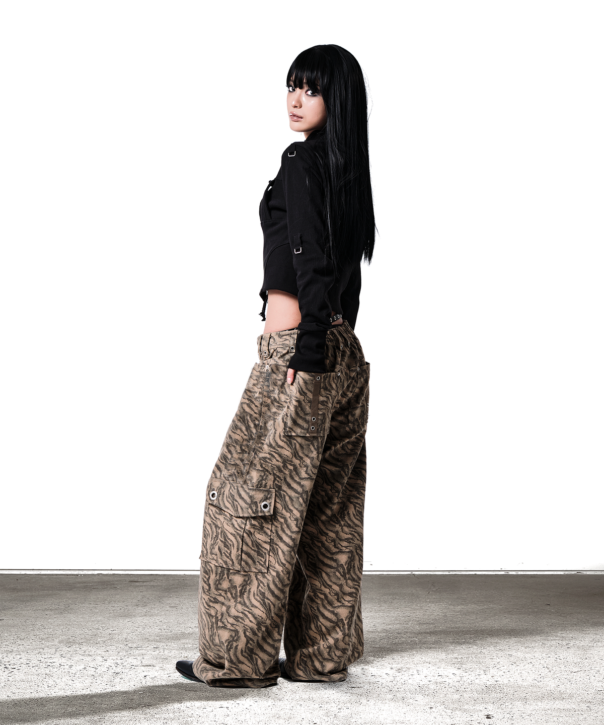 이양(EYANG) ZEBRA CAMO EYELET BELT-LOOP CARGO PANTS