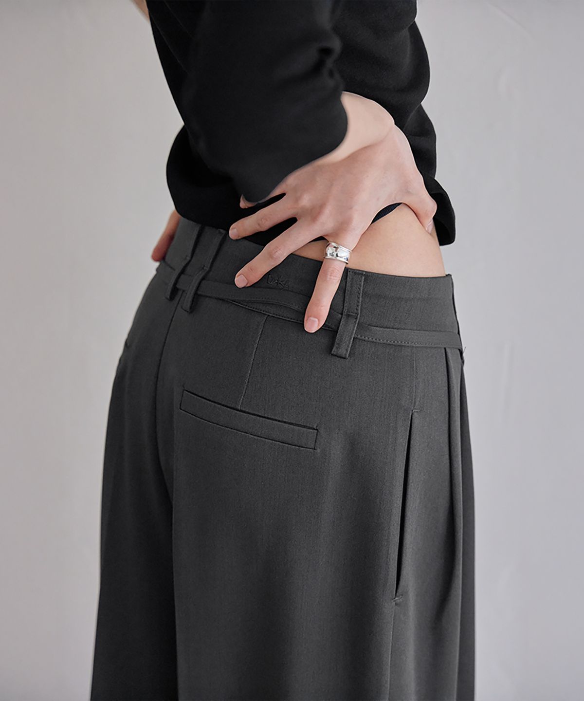런던다다(LONDONDADA) Curved Over Pintuck Slacks, CHARCOAL