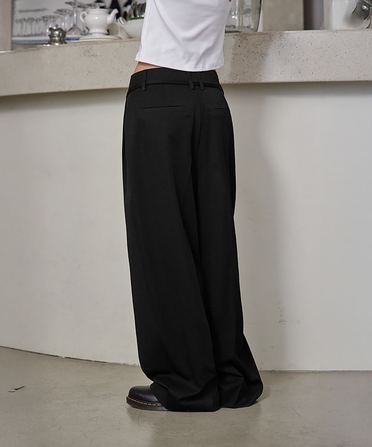 런던다다(LONDONDADA) Curved Over Pintuck Slacks, BLACK