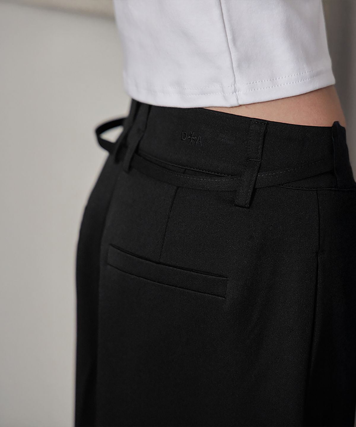 런던다다(LONDONDADA) Curved Over Pintuck Slacks, BLACK