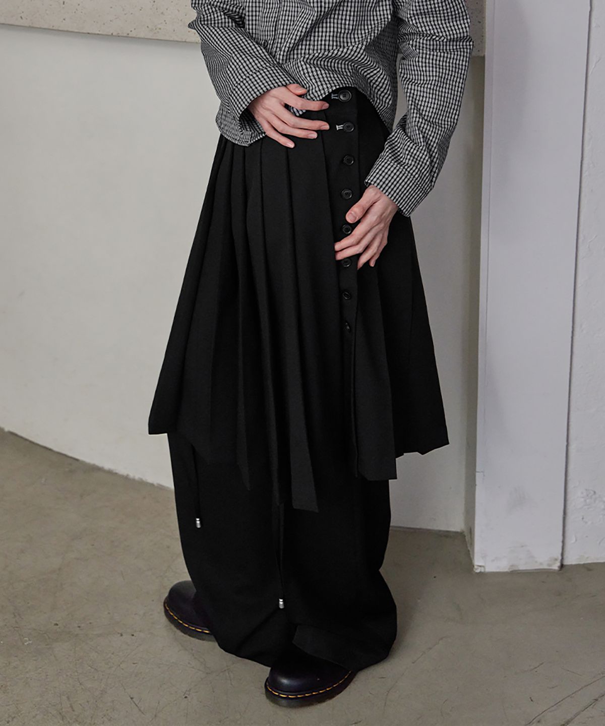 런던다다(LONDONDADA) Pleated Wrap Skirt, BLACK