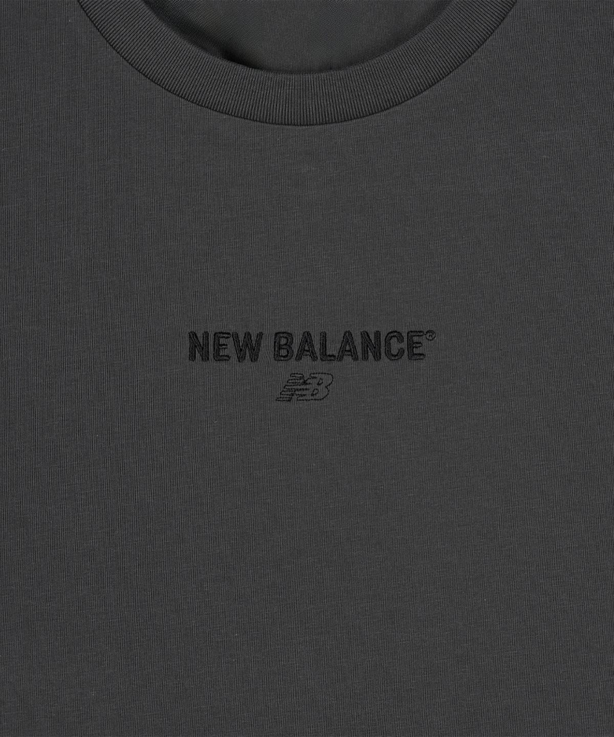 뉴발란스(NEW BALANCE) NBNEG21403 / UNI 에센셜 센터로고 반팔티 (CHARCOAL)