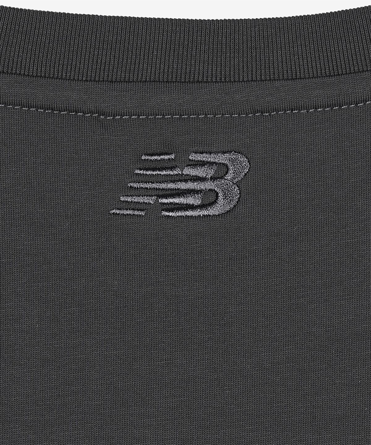 뉴발란스(NEW BALANCE) NBNEG21403 / UNI 에센셜 센터로고 반팔티 (CHARCOAL)