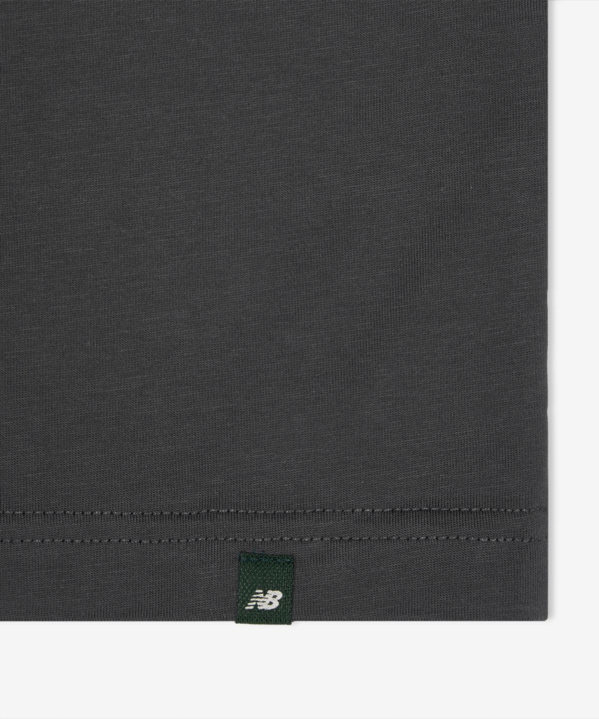 뉴발란스(NEW BALANCE) NBNEG21403 / UNI 에센셜 센터로고 반팔티 (CHARCOAL)