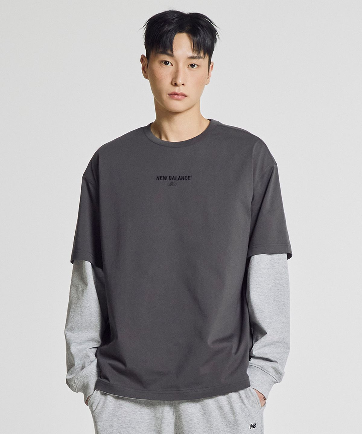 뉴발란스(NEW BALANCE) NBNEG21403 / UNI 에센셜 센터로고 반팔티 (CHARCOAL)