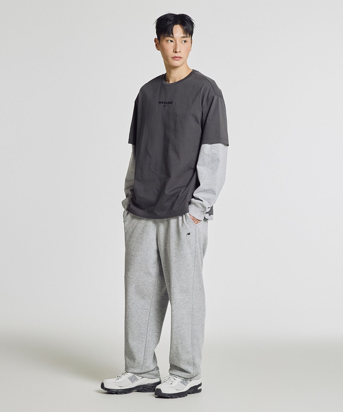 뉴발란스(NEW BALANCE) NBNEG21403 / UNI 에센셜 센터로고 반팔티 (CHARCOAL)