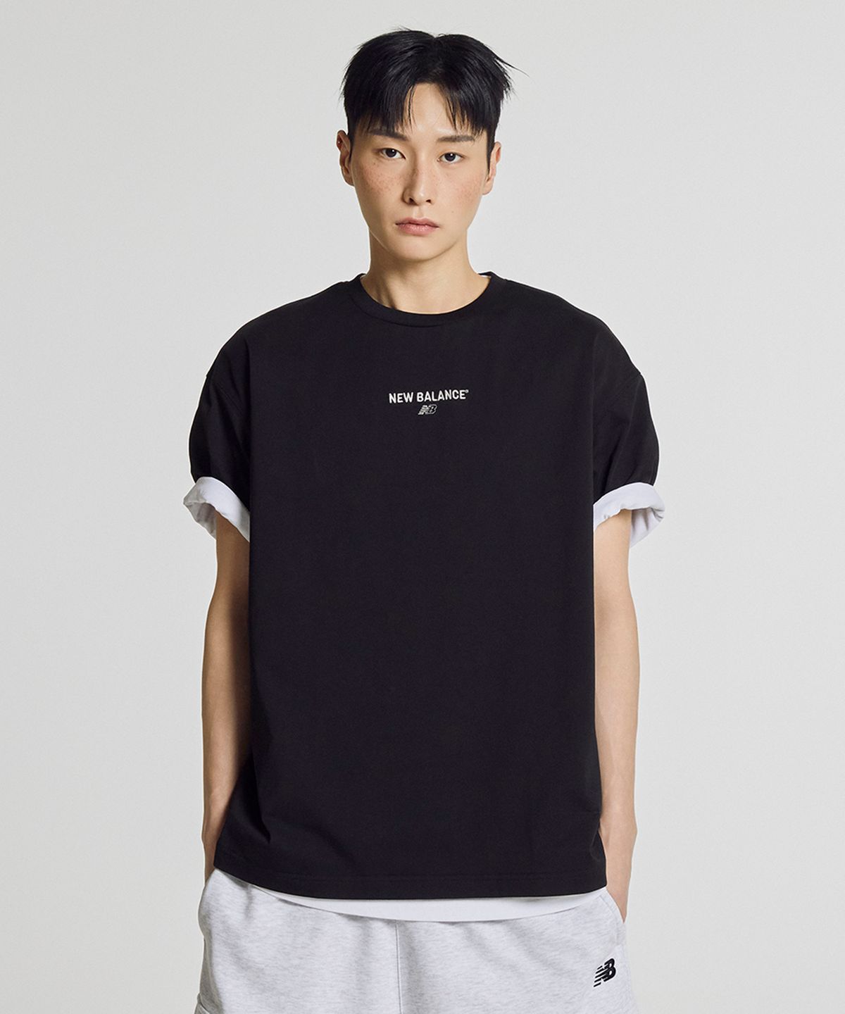 뉴발란스(NEW BALANCE) NBNEG21403 / UNI 에센셜 센터로고 반팔티 (BLACK)
